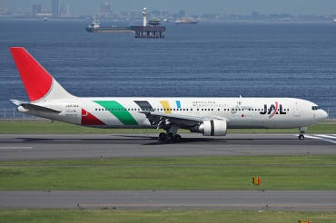 JA8364 (24782) 1990 Boeing 767-346