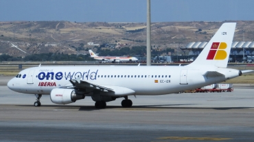 EC-IZR (2242) 2004 Airbus A320-214