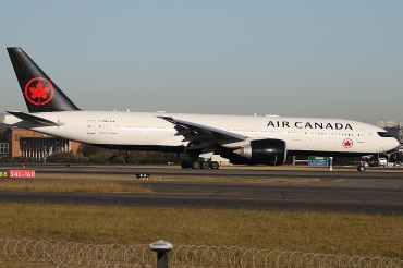 C-FNNH (cn 35247) Boeing 777-233LR