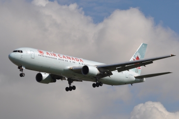 C-FMWV (25586) 1995 Boeing 767-333(ER)