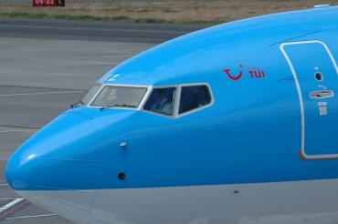 G-FDZZ (cn 37262) Boeing 737-8K5