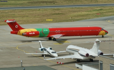 OY-RUE (cn 49936) McDonnell Douglas MD-83