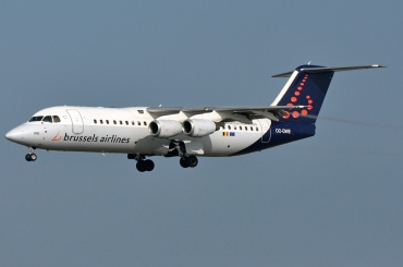 OO-DWE (cn E3327) BAe Avro RJ100