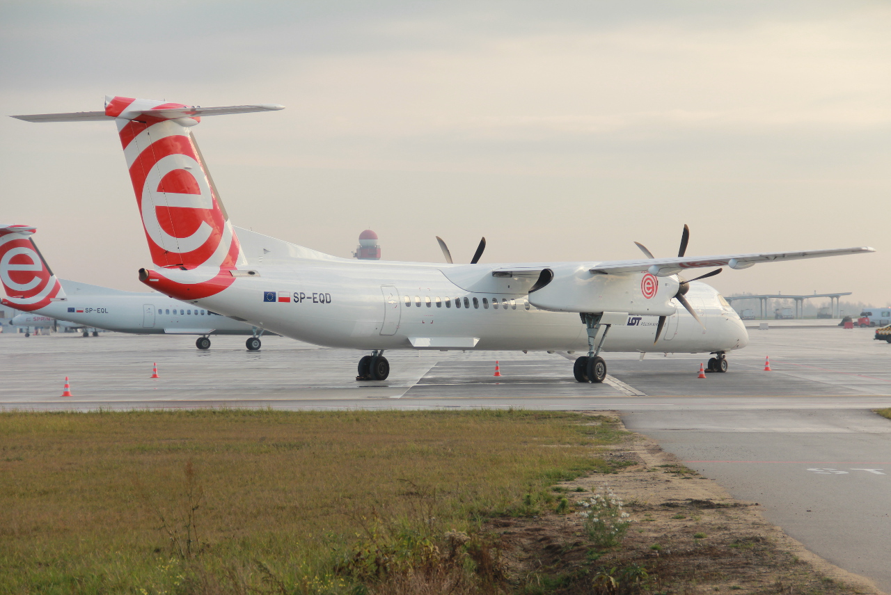 SP-EQD (4411) Bombardier Dash 8-Q402