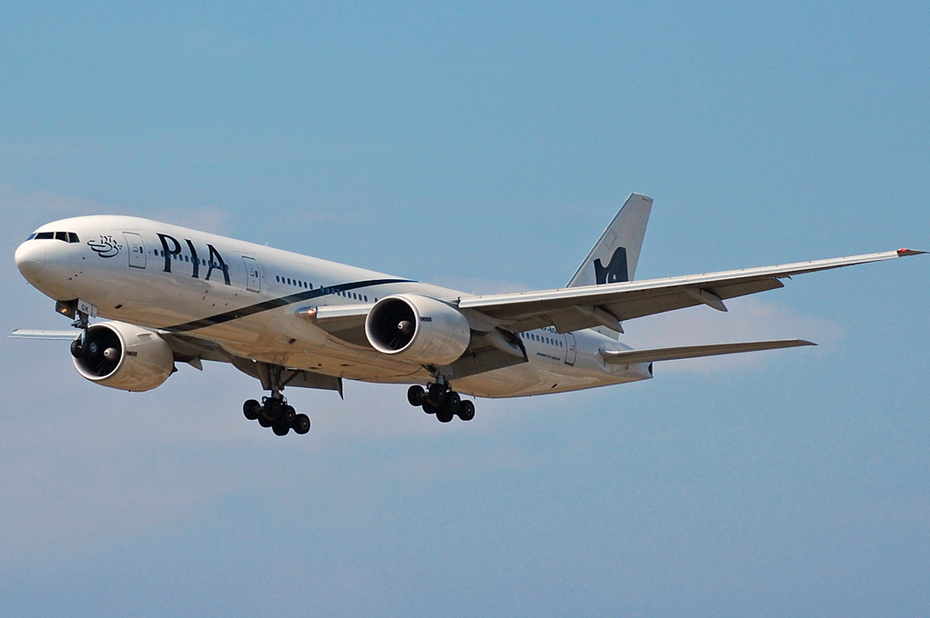 AP-BGK (33776) 2004 Boeing 777-240 ER