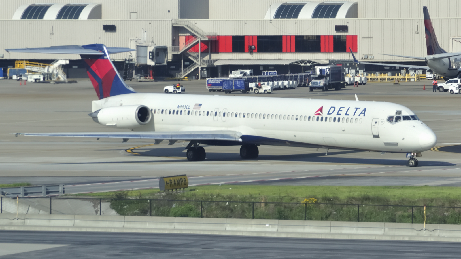 N933DL (49720) McDonnell Douglas MD-88