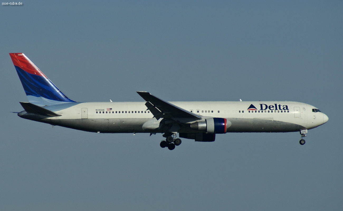 N1200K (28457) 1998 Boeing 767-332(ER)