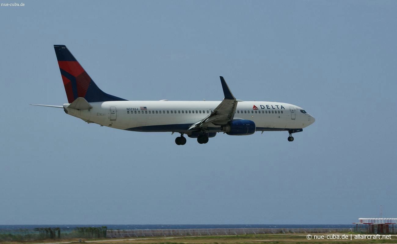 N3732J (30380) 2000 Boeing 737-832(WL)