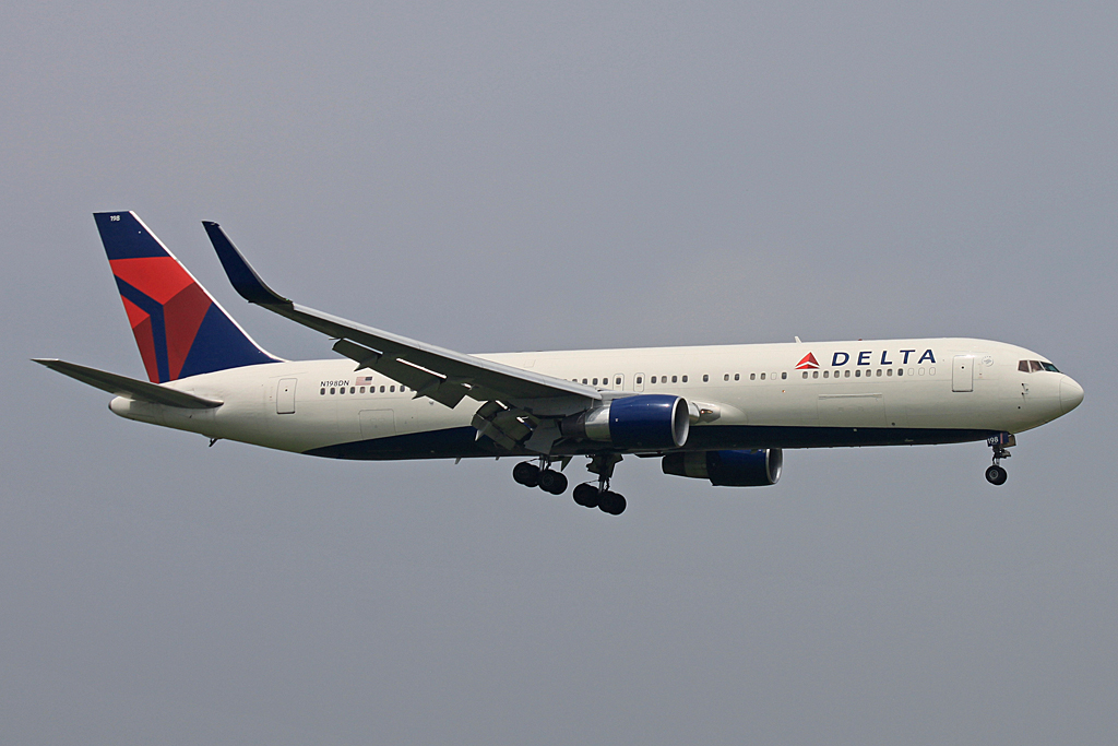 N198DN (cn 28455) Boeing 767-332