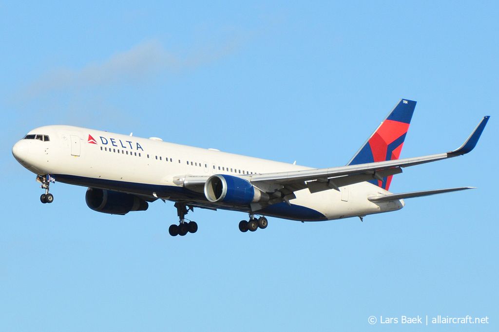 N174DZ (29693) 1998 Boeing 767-332ER(WL)