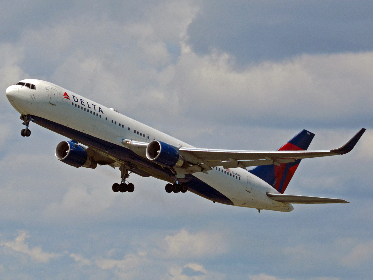 N198DN (cn 28455) Boeing 767-332