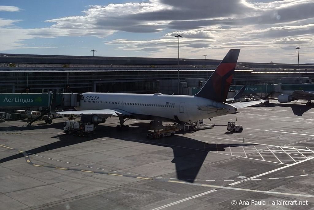 N1602 (29694) 1999 Boeing 767-332ER(WL)