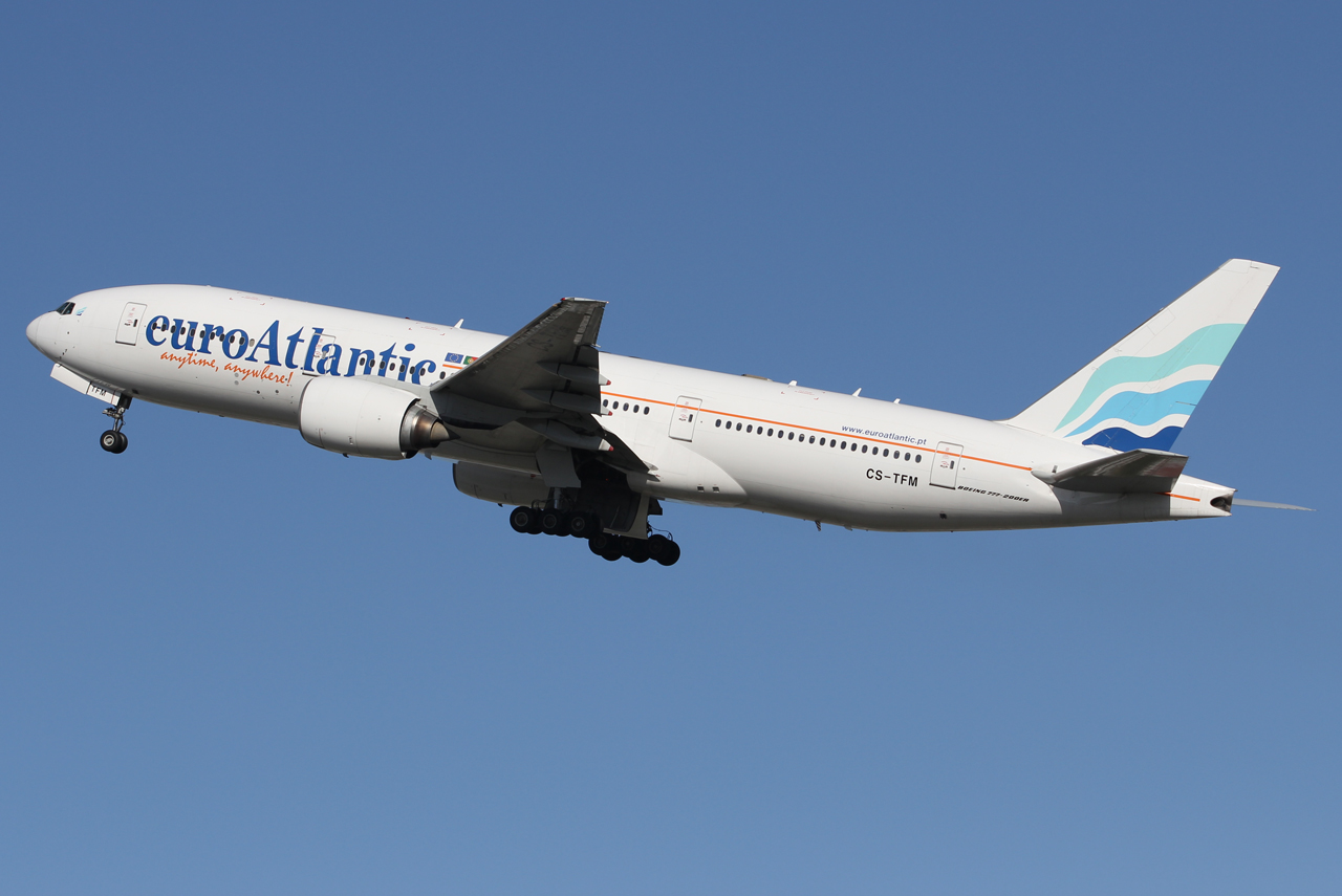 CS-TFM (cn 28513) Boeing 777-212ER