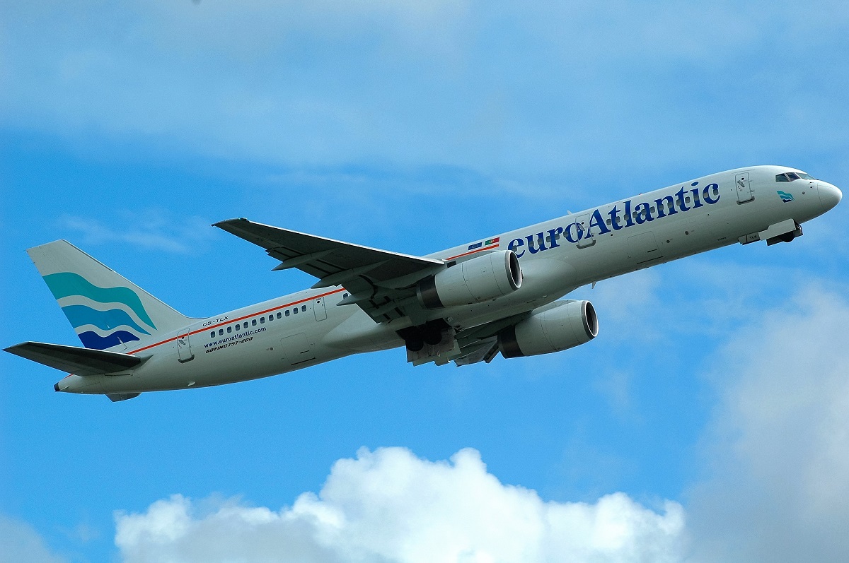 CS-TLX (24176) 1988 Boeing 757-2G5