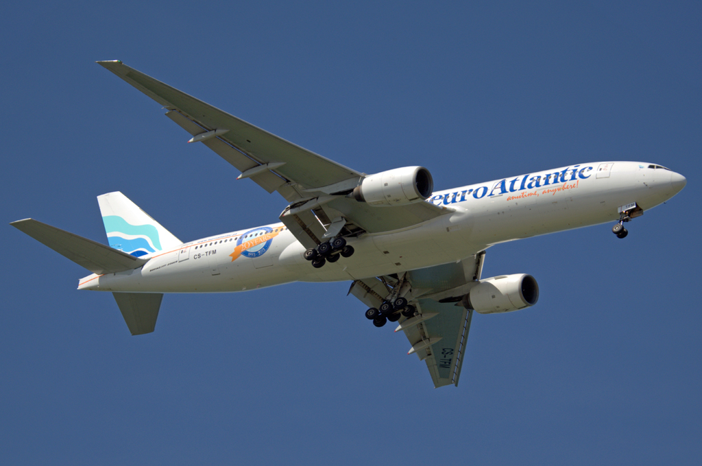 CS-TFM (cn 28513) Boeing 777-212ER