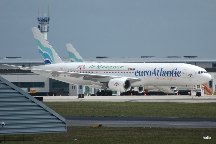 CS-TFM (cn 28513) Boeing 777-212ER