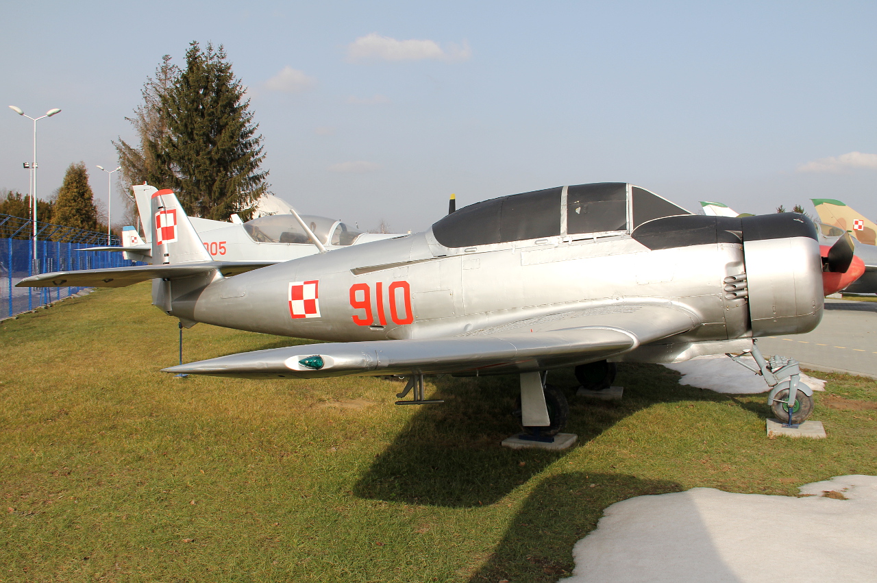 910, (cn 1E0910), PZL-Mielec TS-8 Bies