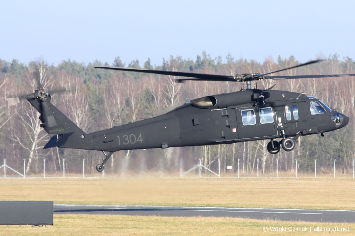 1304 Sikorsky S-70i Black Hawk