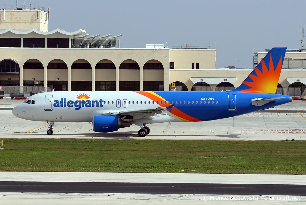 N240NV (1208) 2000 Airbus A320-216