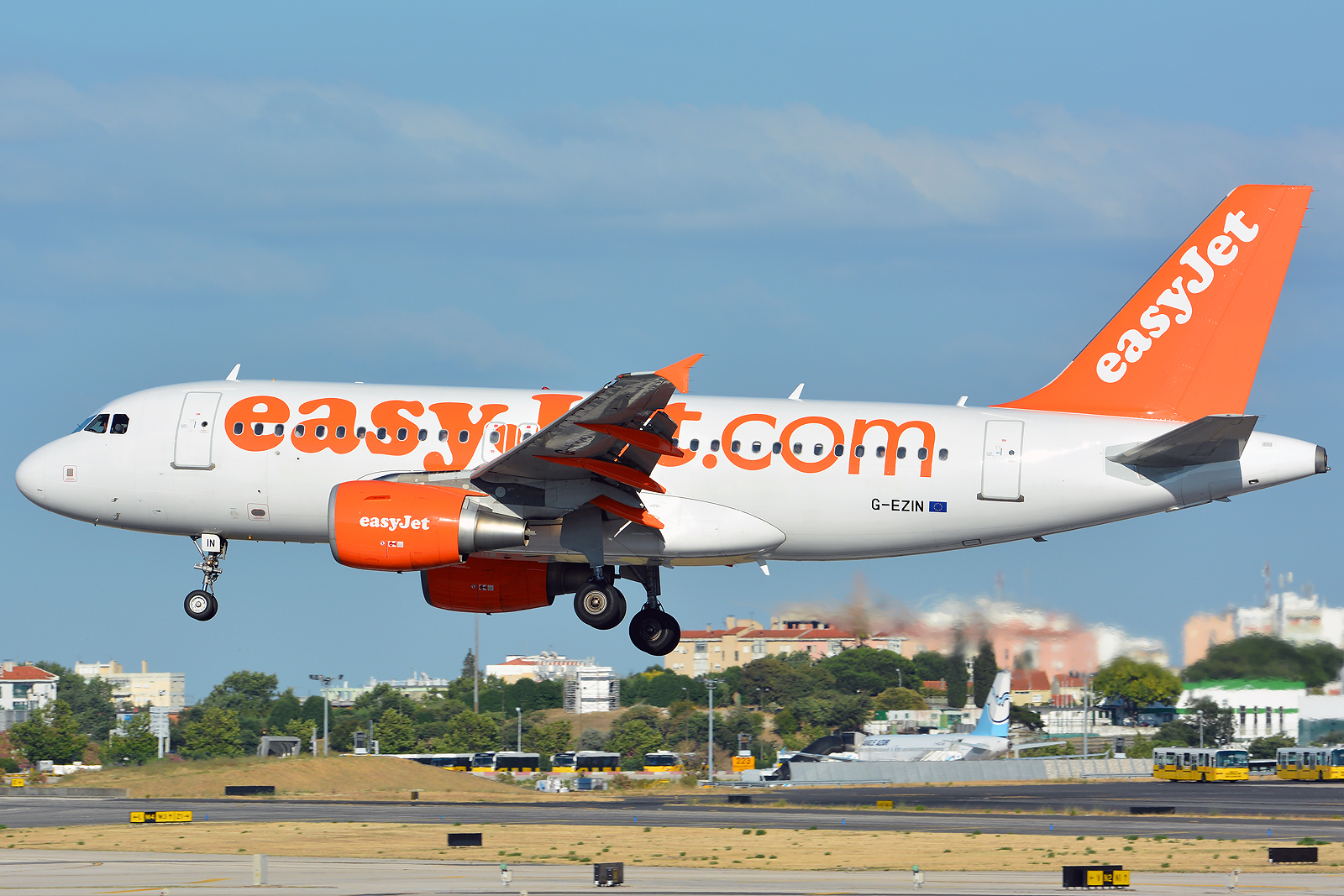 G-EZIN · Airbus A319-111 · (LIS / LPPT)