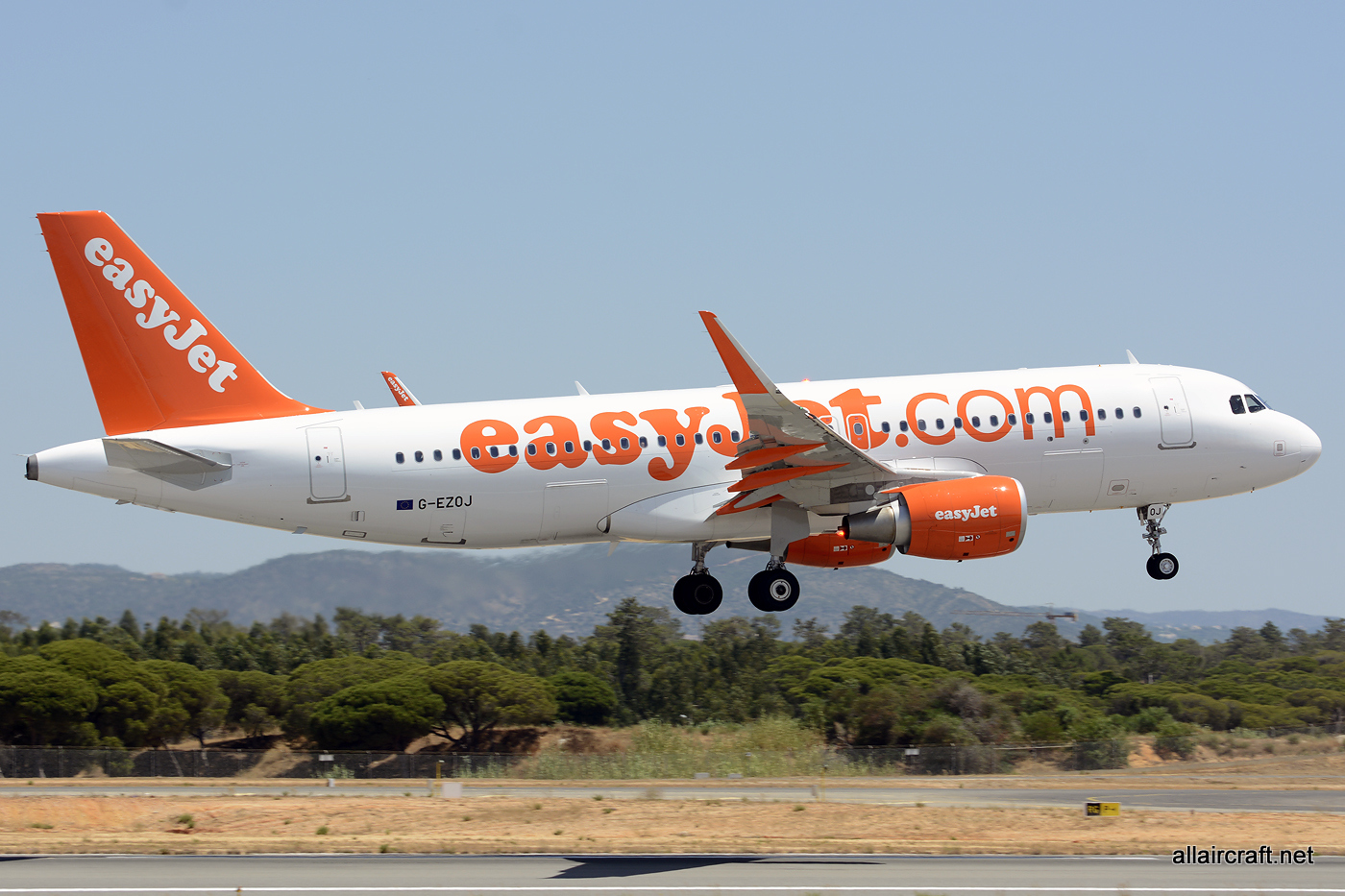 G-EZOJ (6565) 2015 Airbus A320-214(WL)
