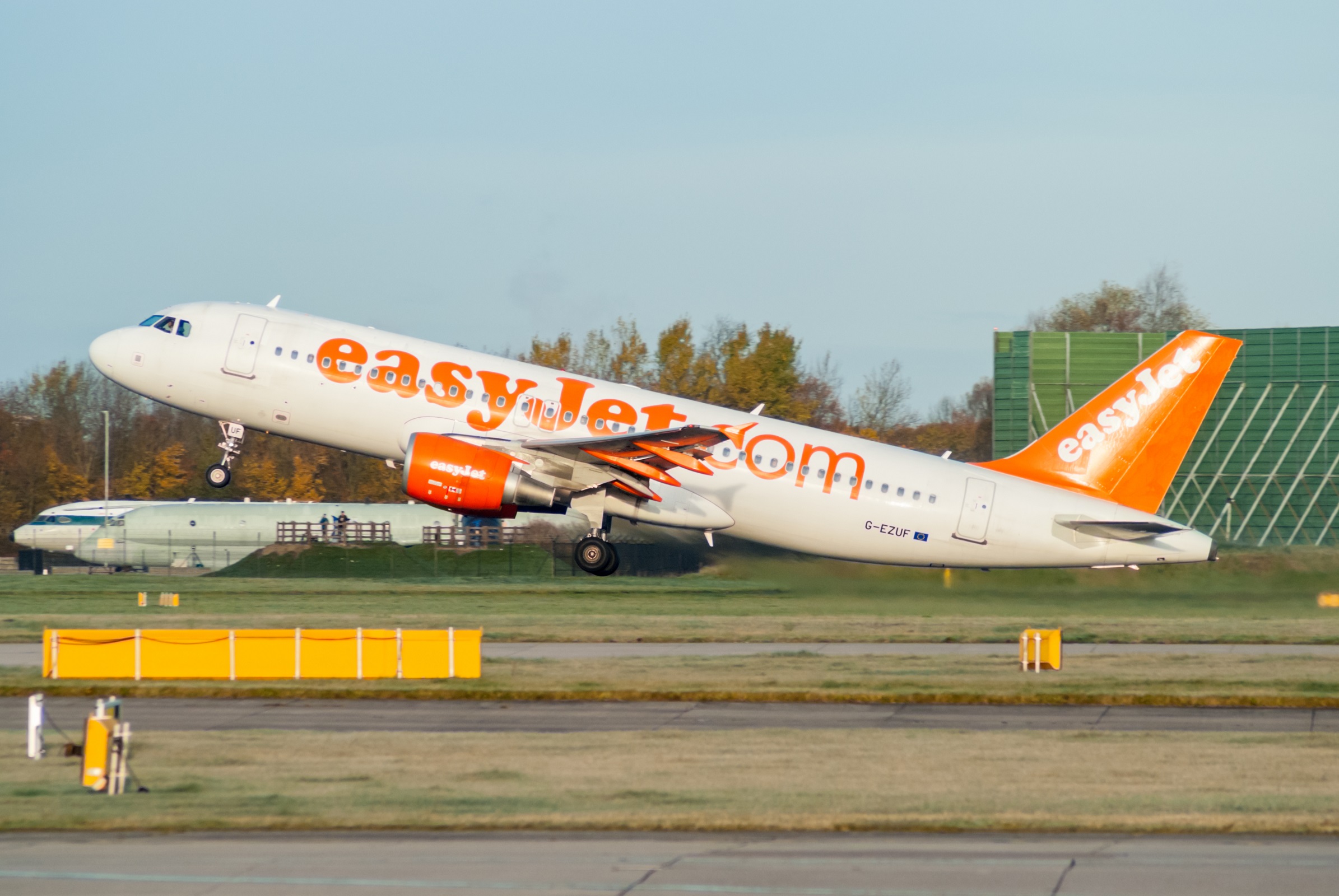 G-EZUF (4676) 2011 Airbus A320-214