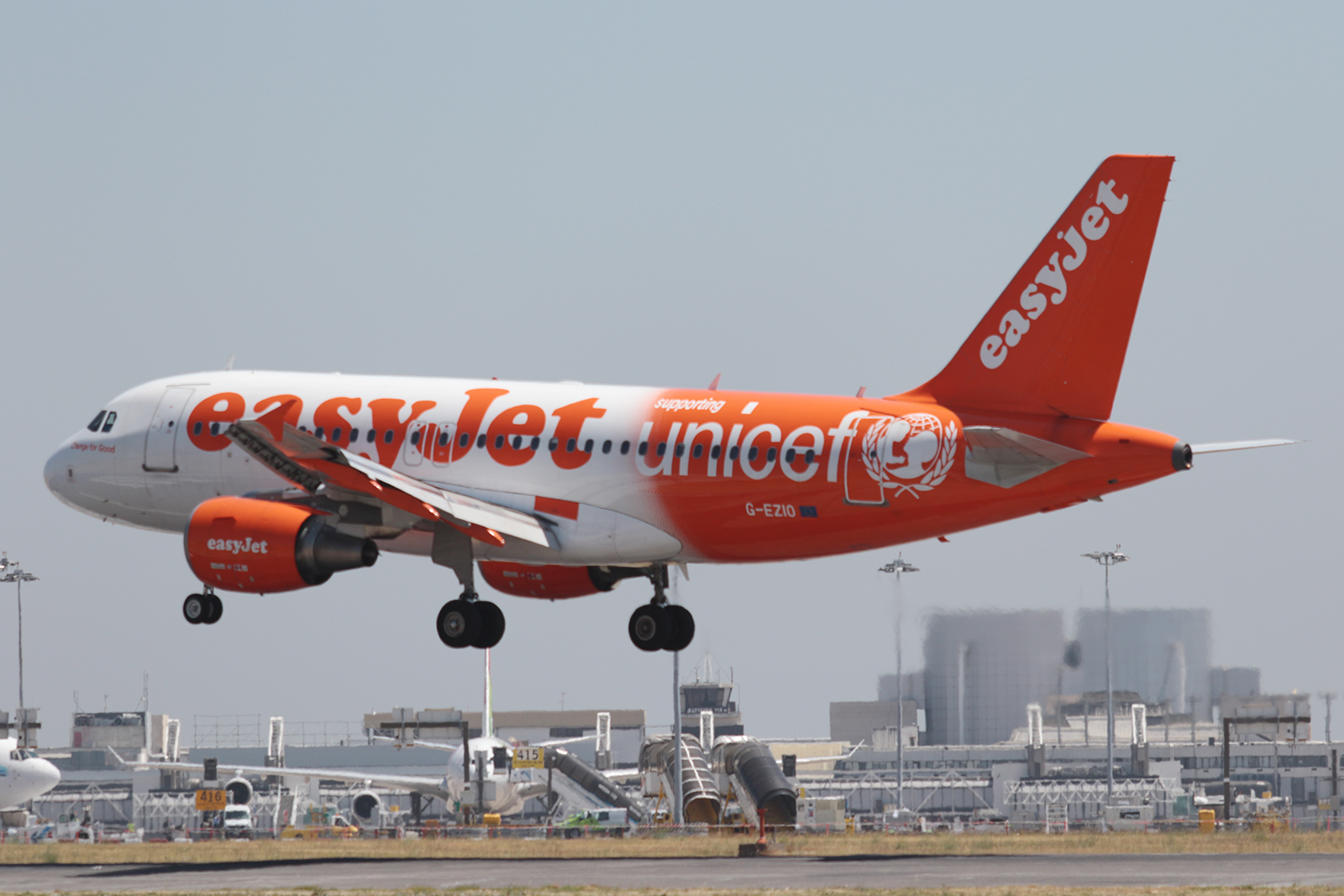 G-EZIO (2512) 2005 Airbus A319-111