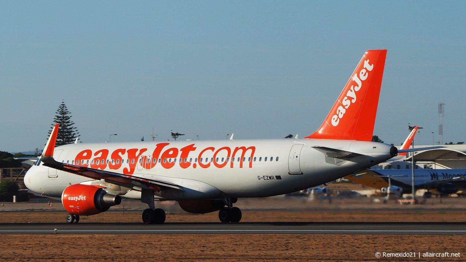 G-EZWR (5981) 2014 Airbus A320-214(WL)