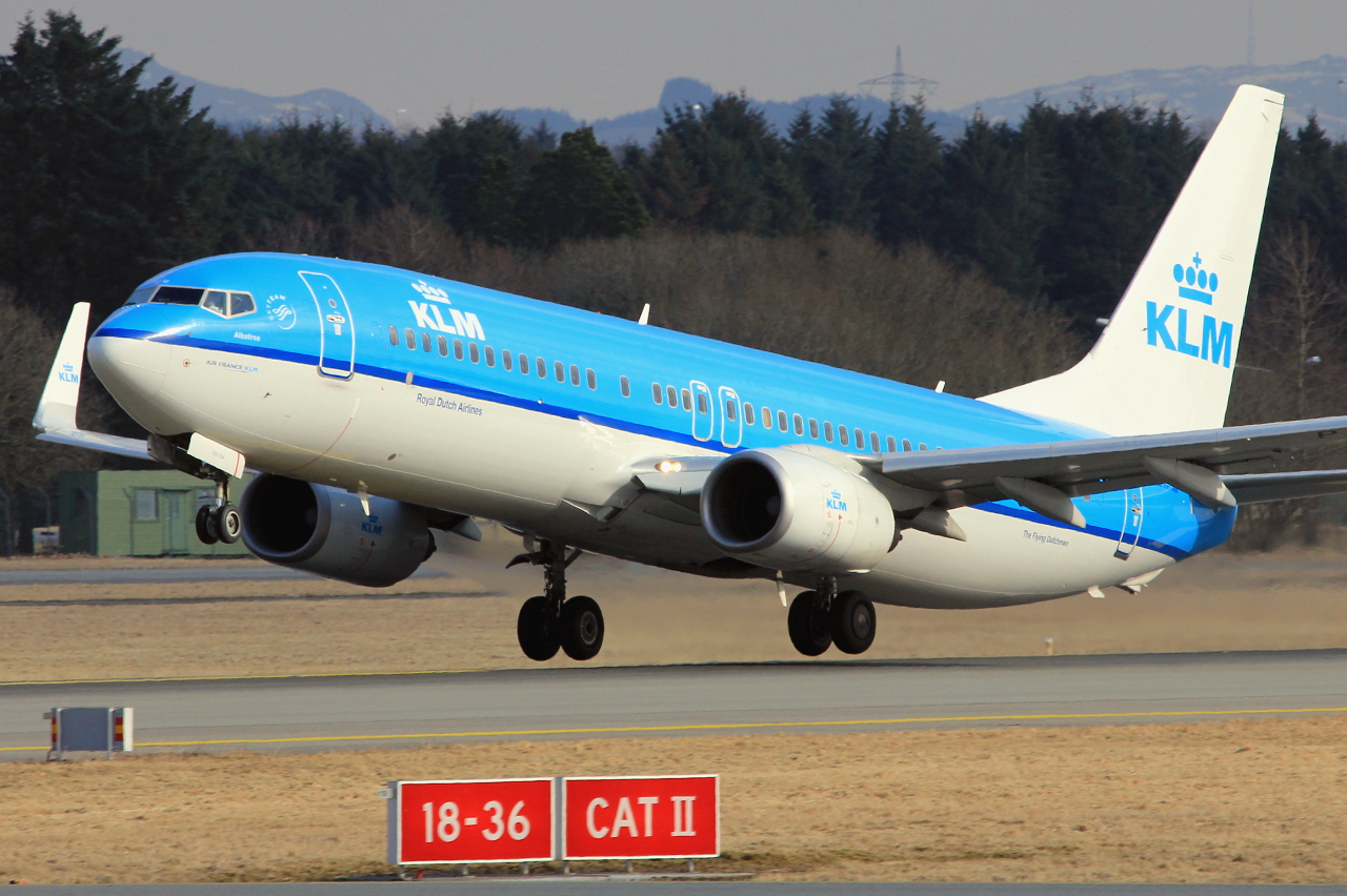 PH-BXU (33028) 2006 Boeing 737-8BK(WL)