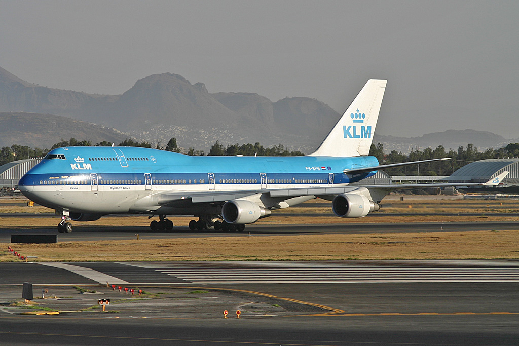 PH-BFW (30454) 2000 Boeing 747-406