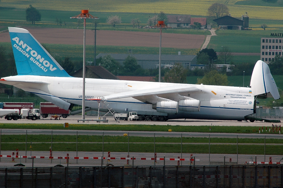 UR-82027 (19530502288) 1990 Antonov An-124-100