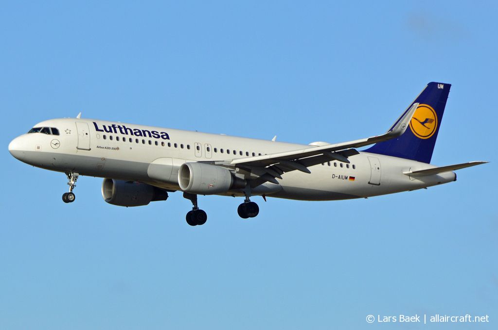 D-AIUM (6577) 2015 Airbus A320-214