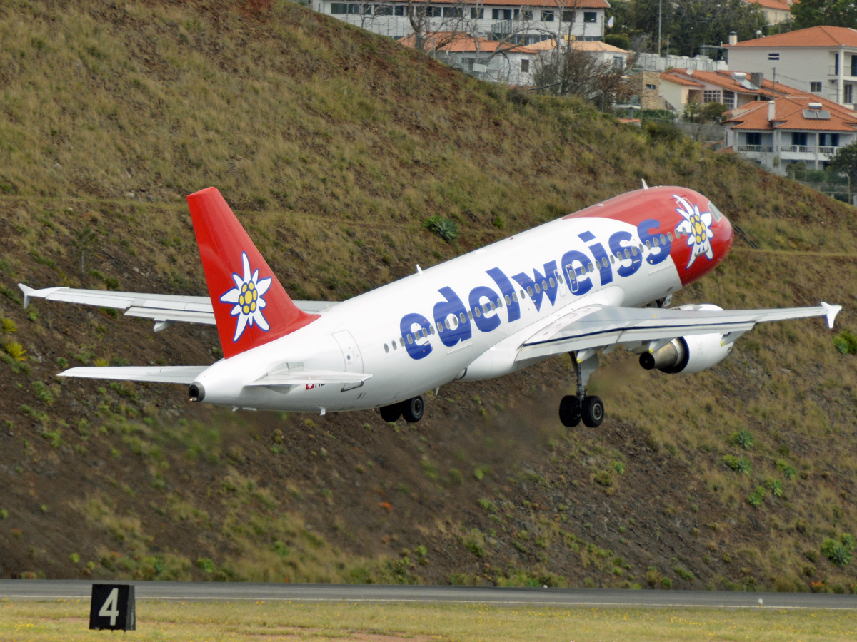 HB-IJW (2134) 2003 Airbus A320-214