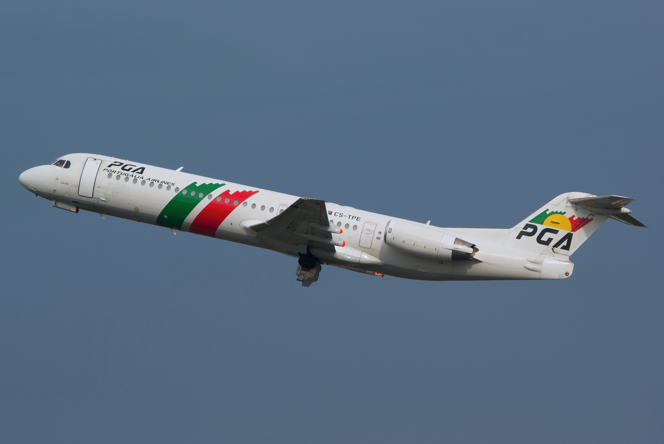 CS-TPE · Fokker 100 · (OPO / LPPR)