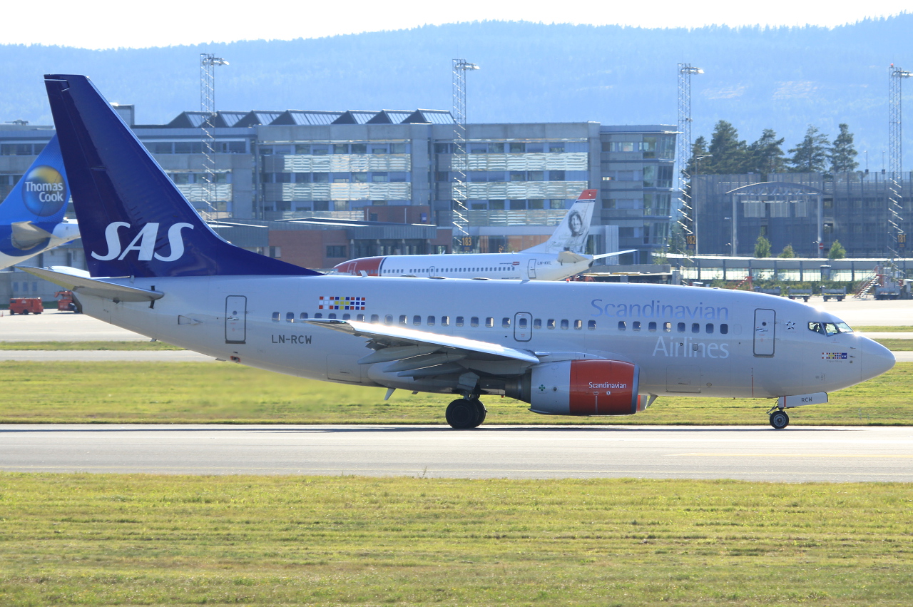 LN-RCW (28308) 1999 Boeing 737-683