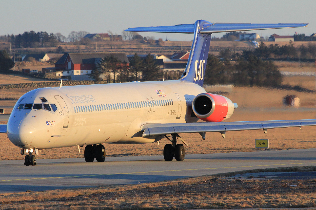 LN-RML (53002) 1991 McDonnell Douglas MD-82