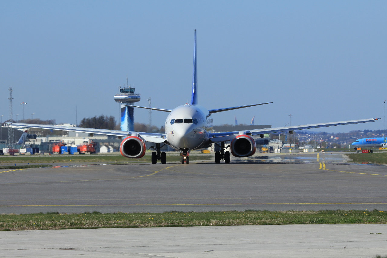 LN-RPT (28299) 1999 Boeing 737-683