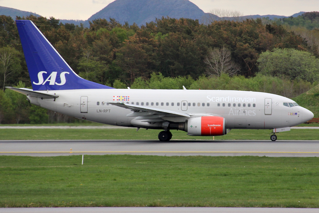 LN-RPT (28299) 1999 Boeing 737-683