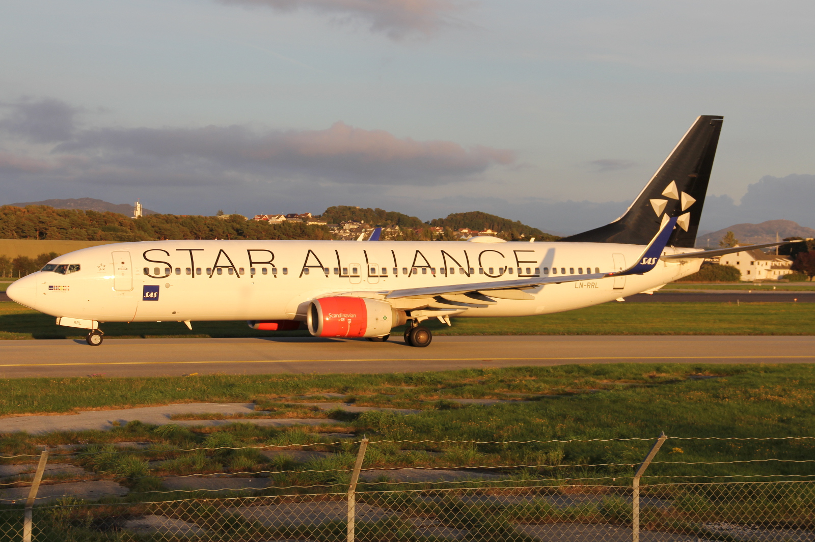 LN-RRL (28328) 2003 Boeing 737-883 WL