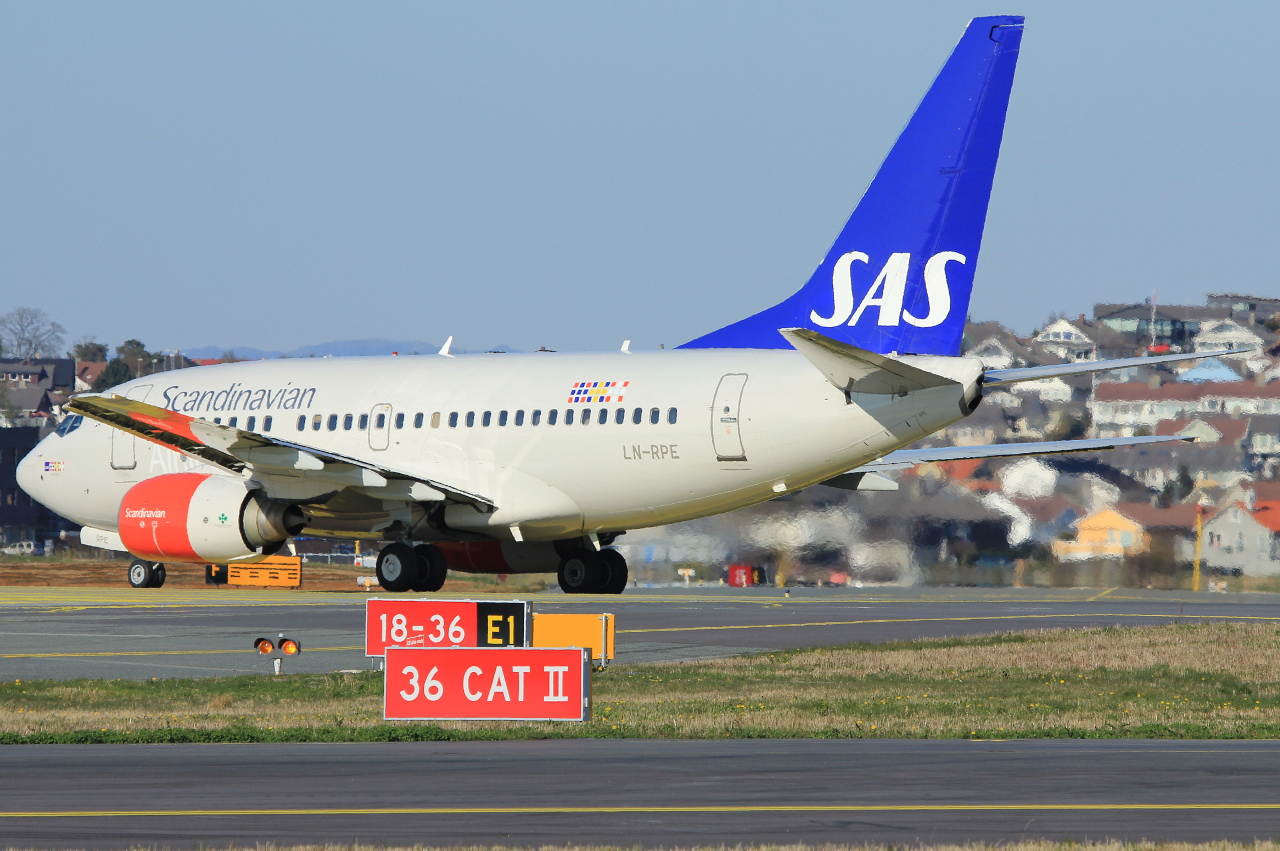 LN-RPE (28306) 1999 Boeing 737-683