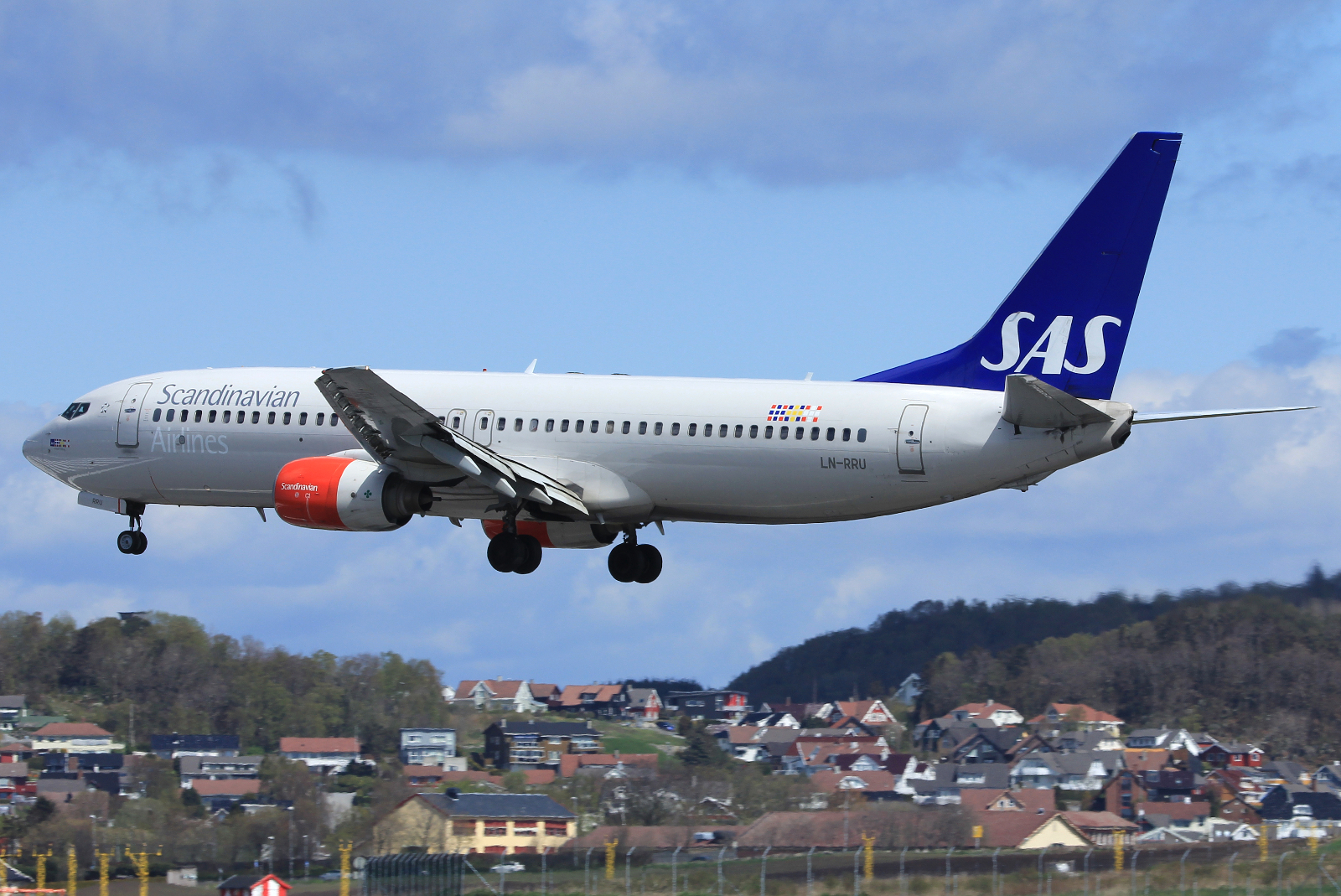 LN-RRU (28327) 2002 Boeing 737-883