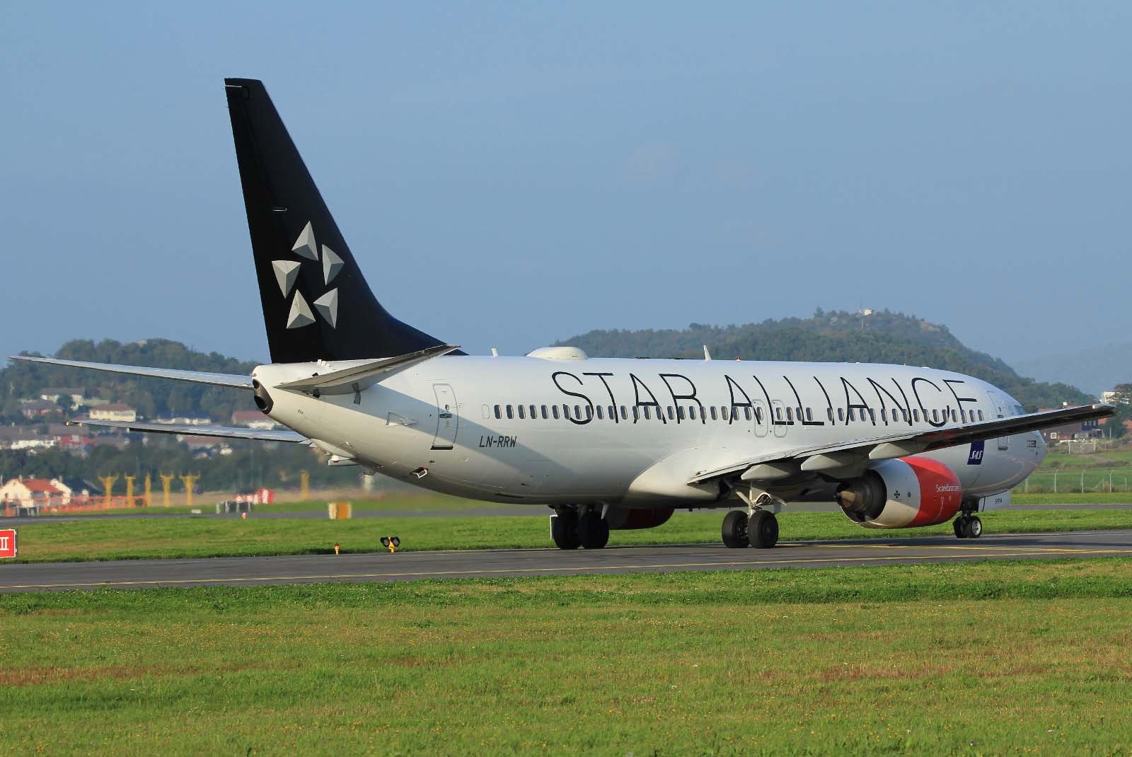 LN-RRW (32277) 2004 Boeing 737-883