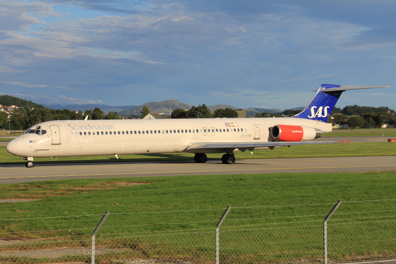 OY-KHN (53000) 1990 McDonnell Douglas MD-82