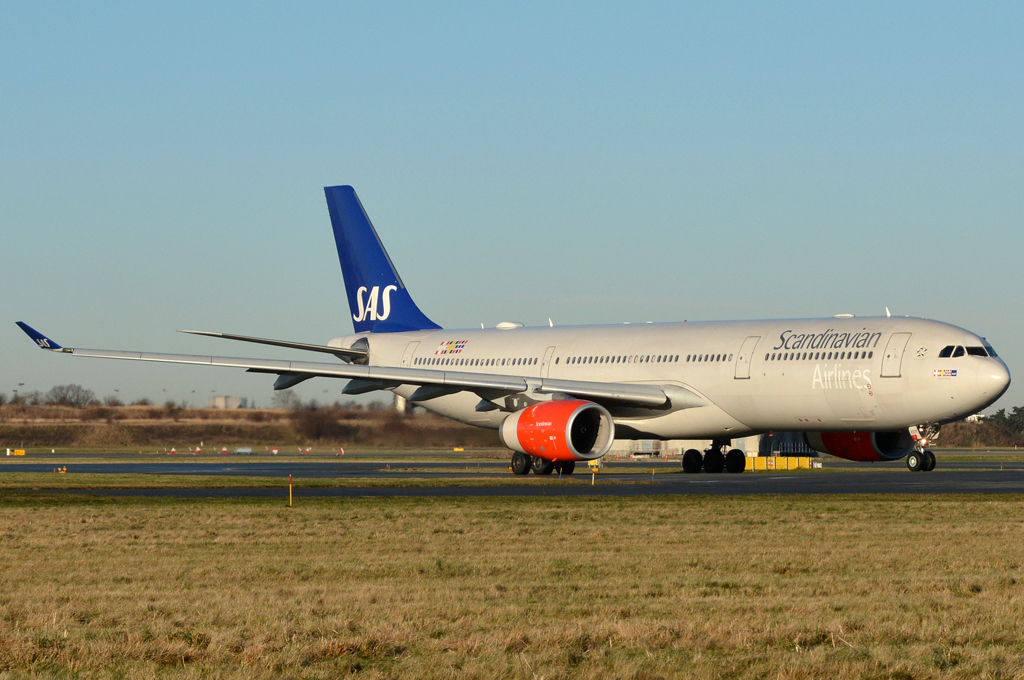 LN-RKM (496) 2002 Airbus A330-343