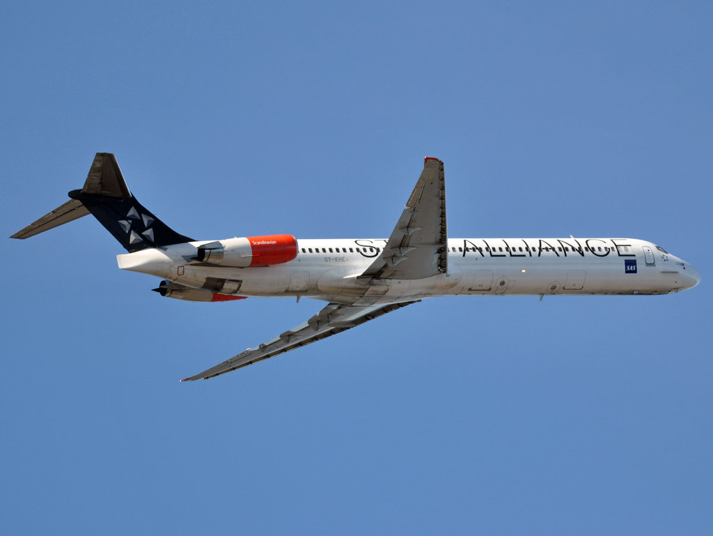 OY-KHE (49604) 1988 McDonnell Douglas MD-82