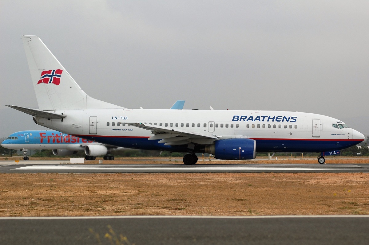 LN-TUA (28211) 1998 Boeing 737-705