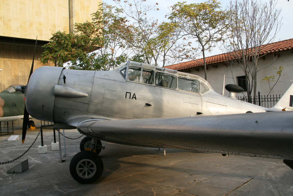 32803 (168-644) 1949 North American T-6G Texan