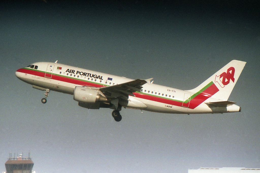 CS-TTI (933) 1998 Airbus A319-111