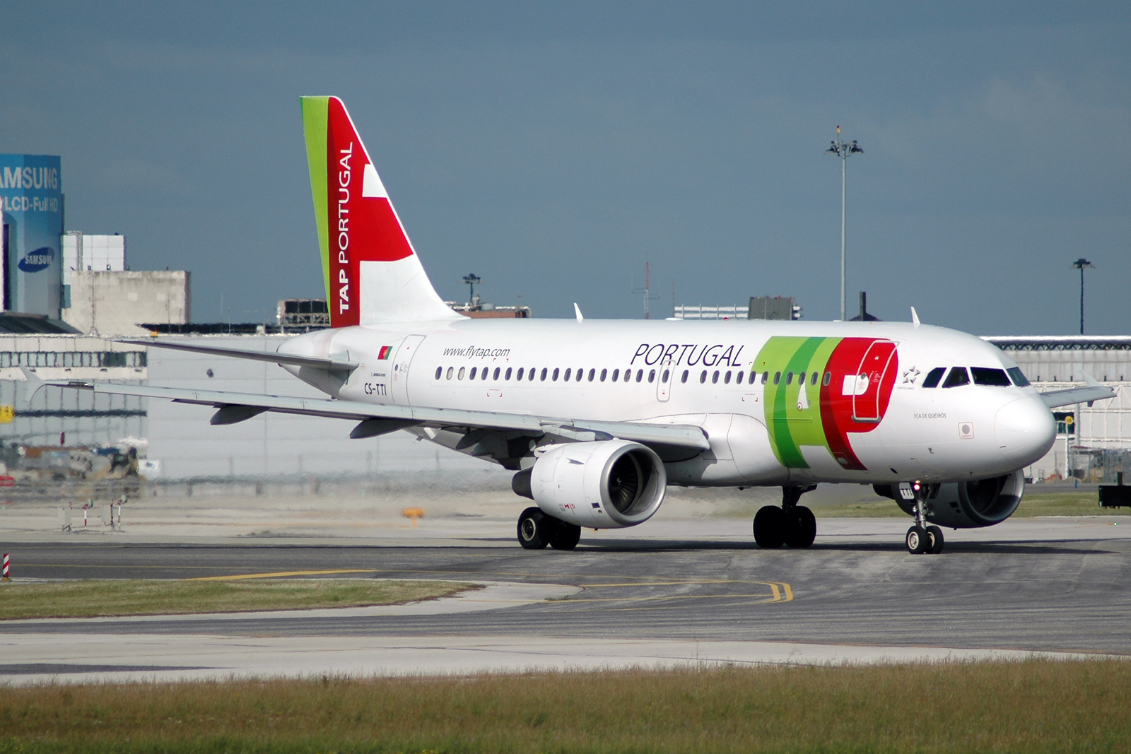 CS-TTI (933) 1998 Airbus A319-111
