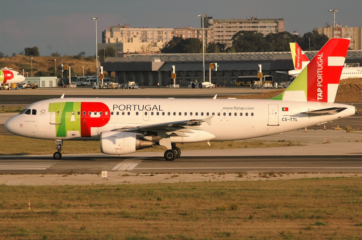 CS-TTL (1100) 1999 Airbus A319-111